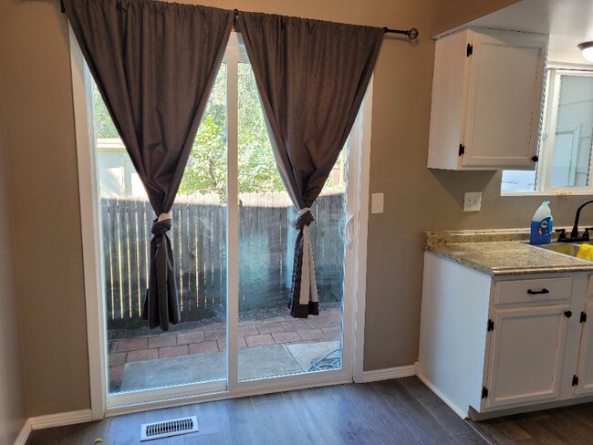 Foto del edificio - 609 Bennett Ave