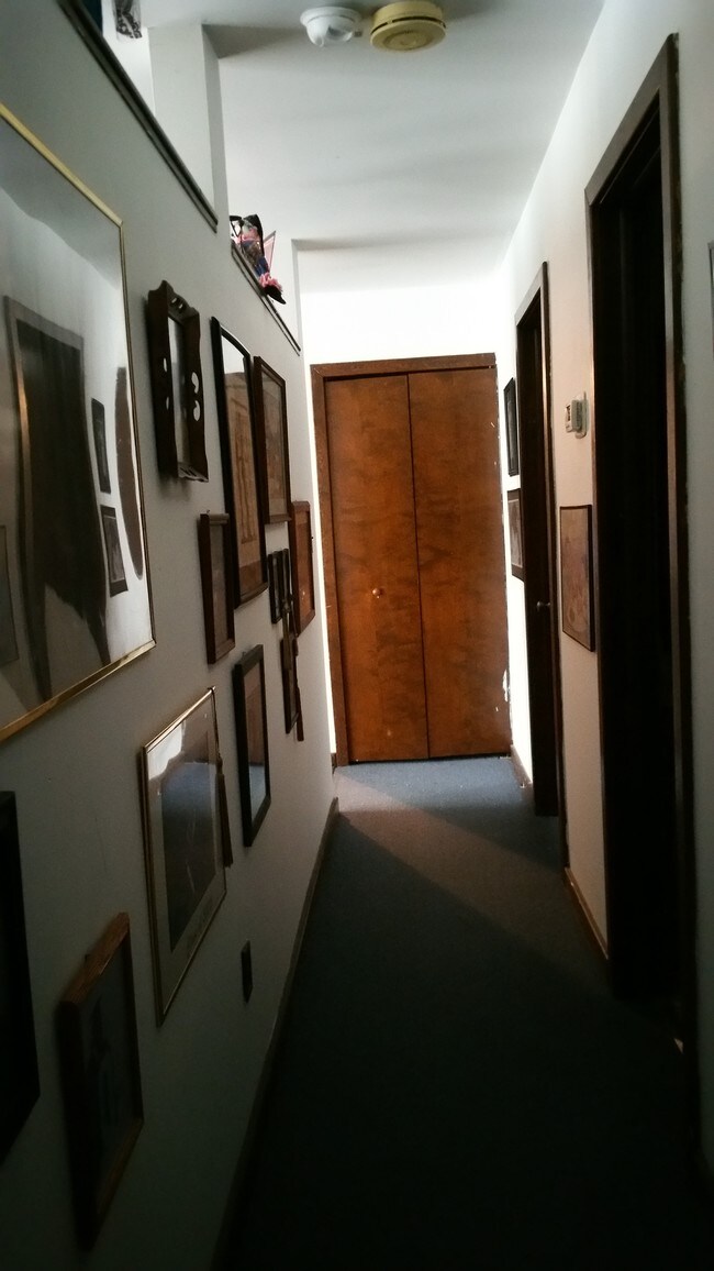 Pasillo - 2116 Thaler Ave