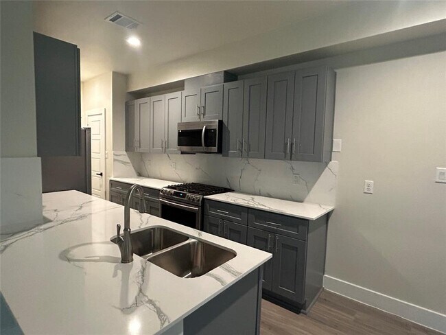 Foto del edificio - 5712 Harbrook Dr