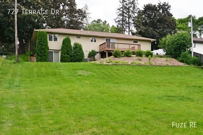 Building Photo - 727 Terrace Dr
