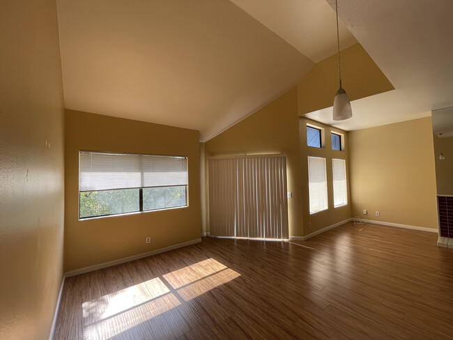 sala de estar - 747 E California Blvd