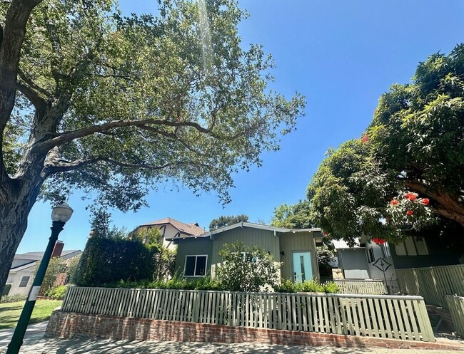 Foto del edificio - "Cozy & Modern 1BR in Glendale’s Most Char...