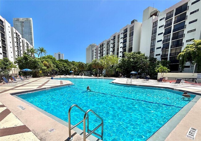 Foto del edificio - 16909 N Bay Rd