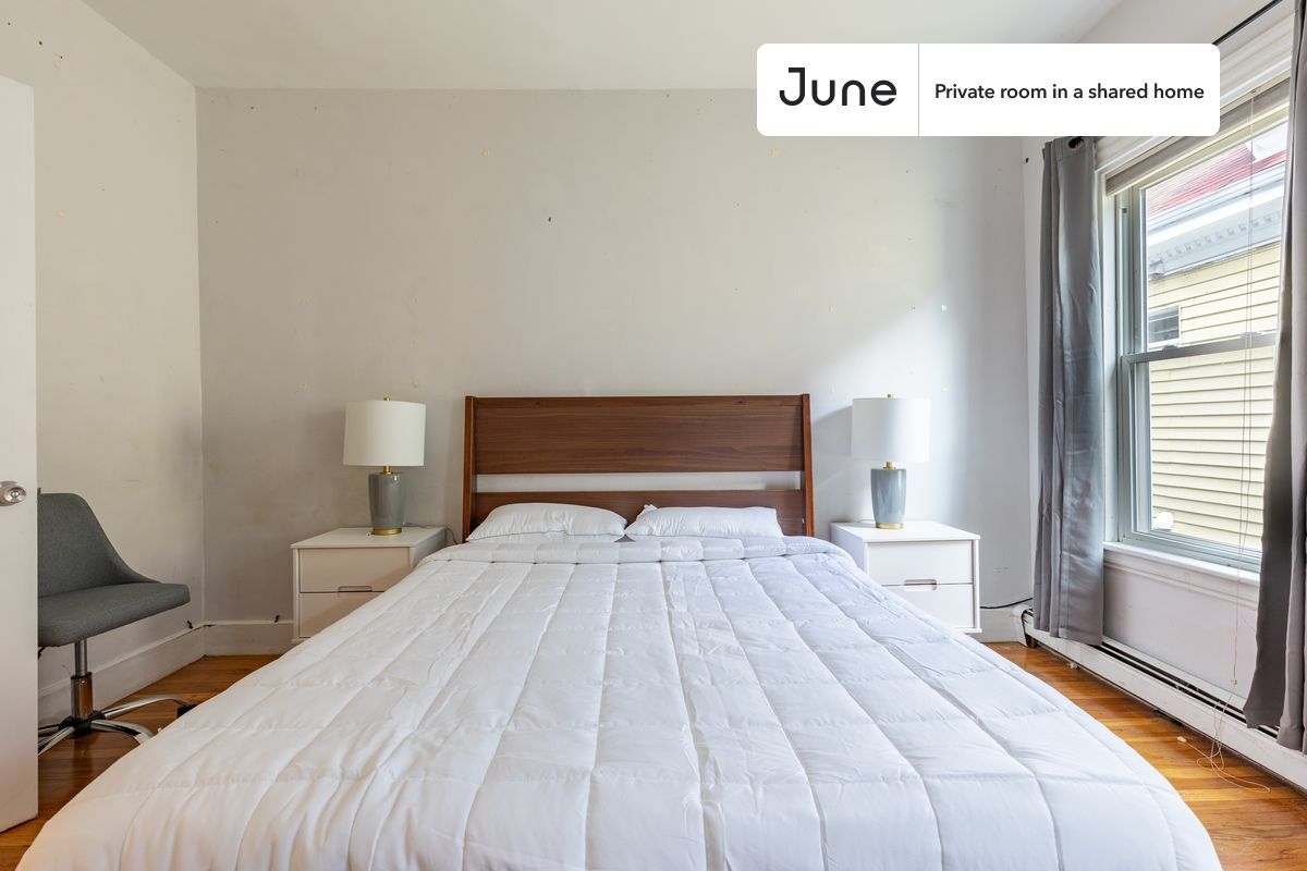 Primary Photo - Private bedroom in 6 bed/2 bath Home