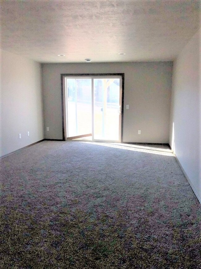 Building Photo - Spacious, Modern East Side Town Home