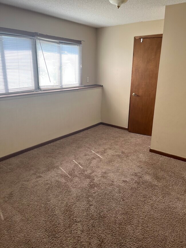 Lower level bedroom, large, plus a bonus room or den - 13049 Saratoga Ln N