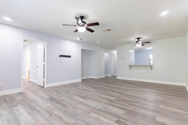 Building Photo - 1507 Lakeview Dr E