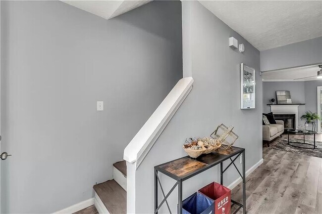 Foto del edificio - 6446 Charter Way