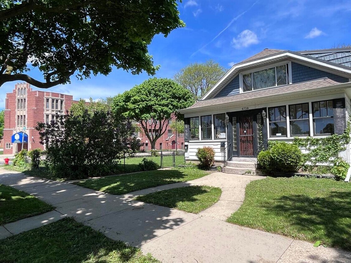 Primary Photo - 6738 W Chambers St