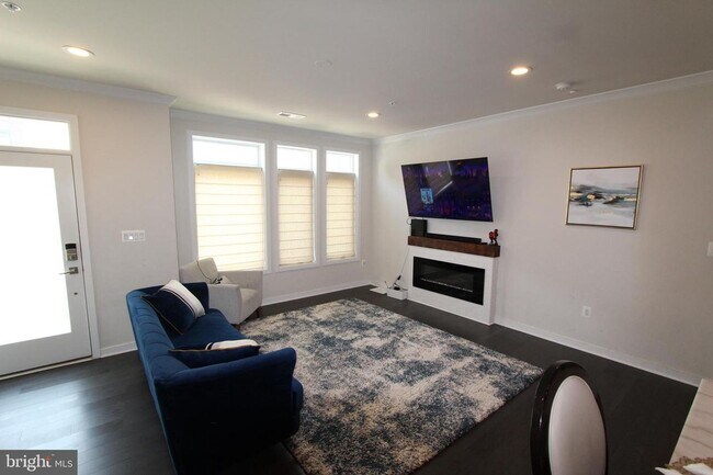 Foto del edificio - Stylish 1-car garage condo in the heart of...