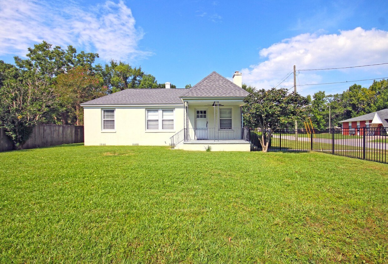 Primary Photo - Charming 3-Bedroom Cottage in Downtown Pen...