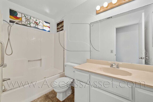 Foto del edificio - Single-Story 3 Bed with Covered Patio & Gated Yard