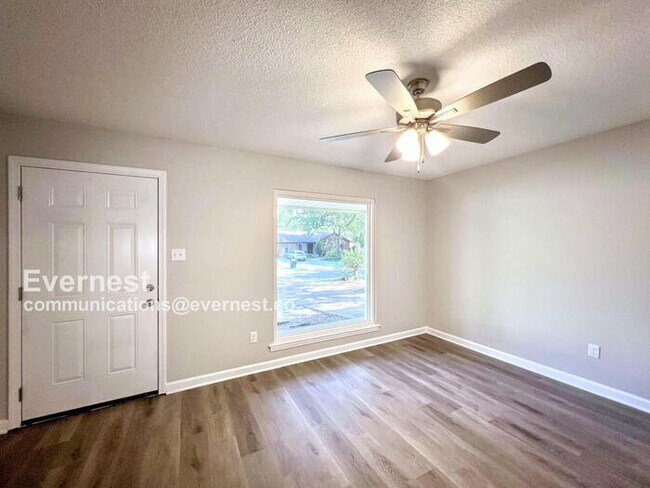 Foto del edificio - 3095 Forest Glen Dr