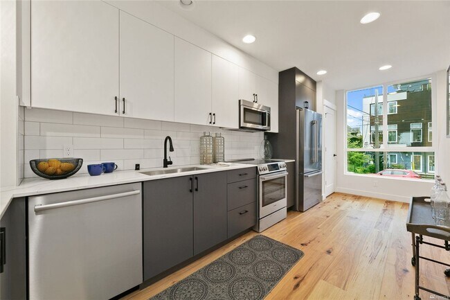 Building Photo - Gorgeous 2 Bed/ 2 Bath New Townhome Constr...