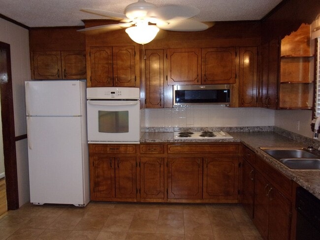 Building Photo - 3 Bedroom 2 Bath Home on Large Corner Lot
