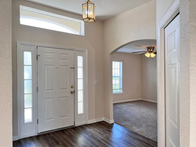 Building Photo - Spacious Three-Bedroom Home in Savannah Estates