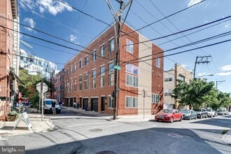 Building Photo - 220 W George St