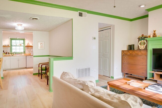 Building Photo - Convenient to campus and Five Points- Jamestown condo for rent