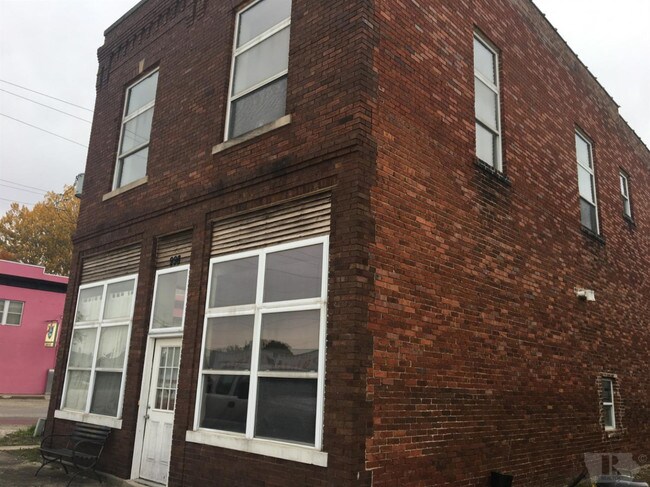 Front view of building - 998 IL-96