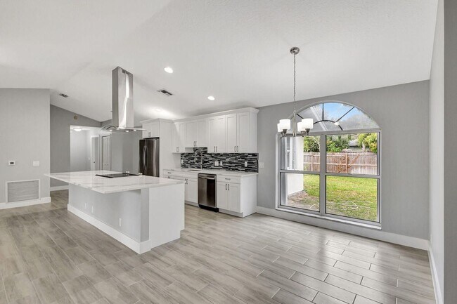 Building Photo - 843 Azalea Dr