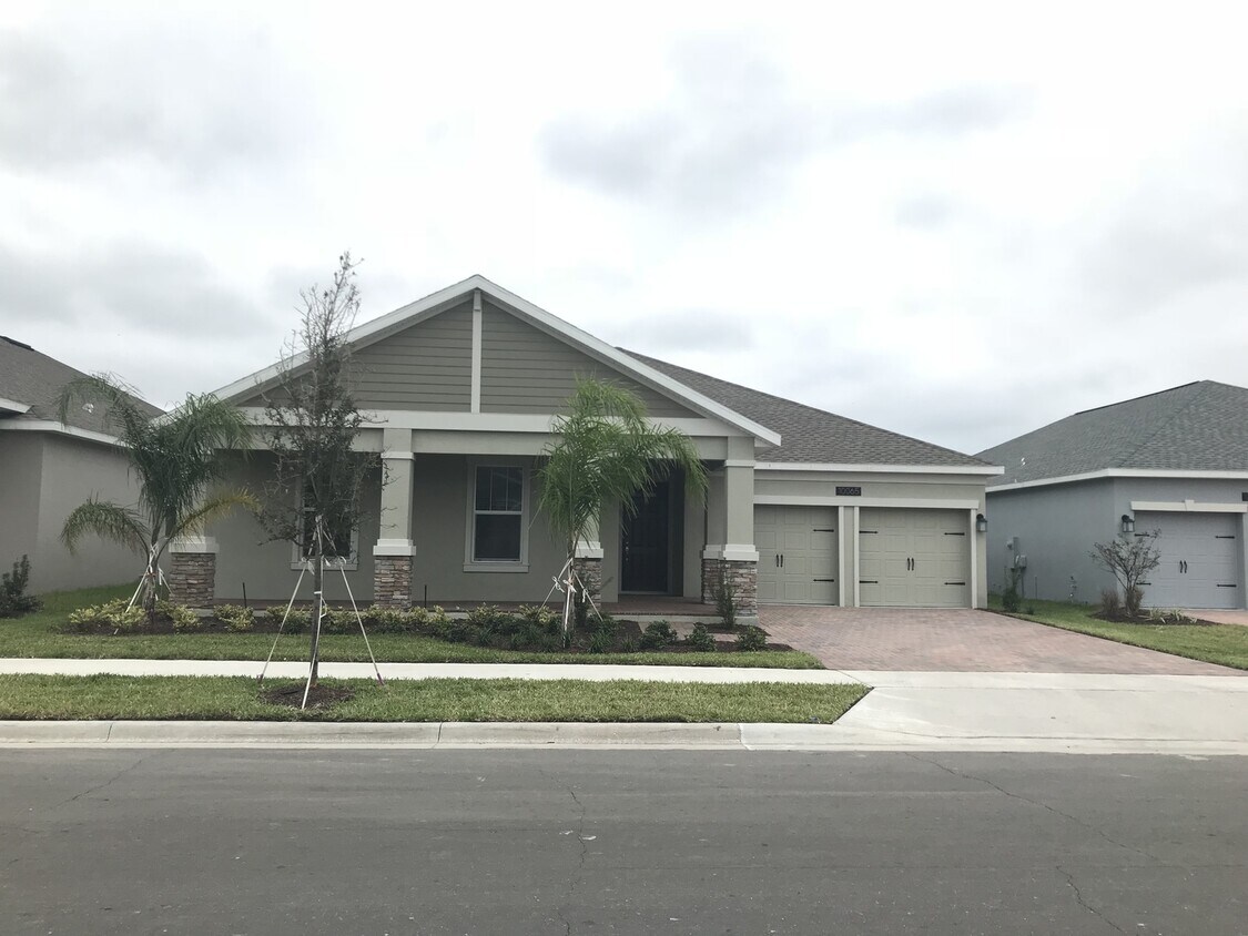 Foto principal - Large 4/3 Lake Front Executive Home with 3...