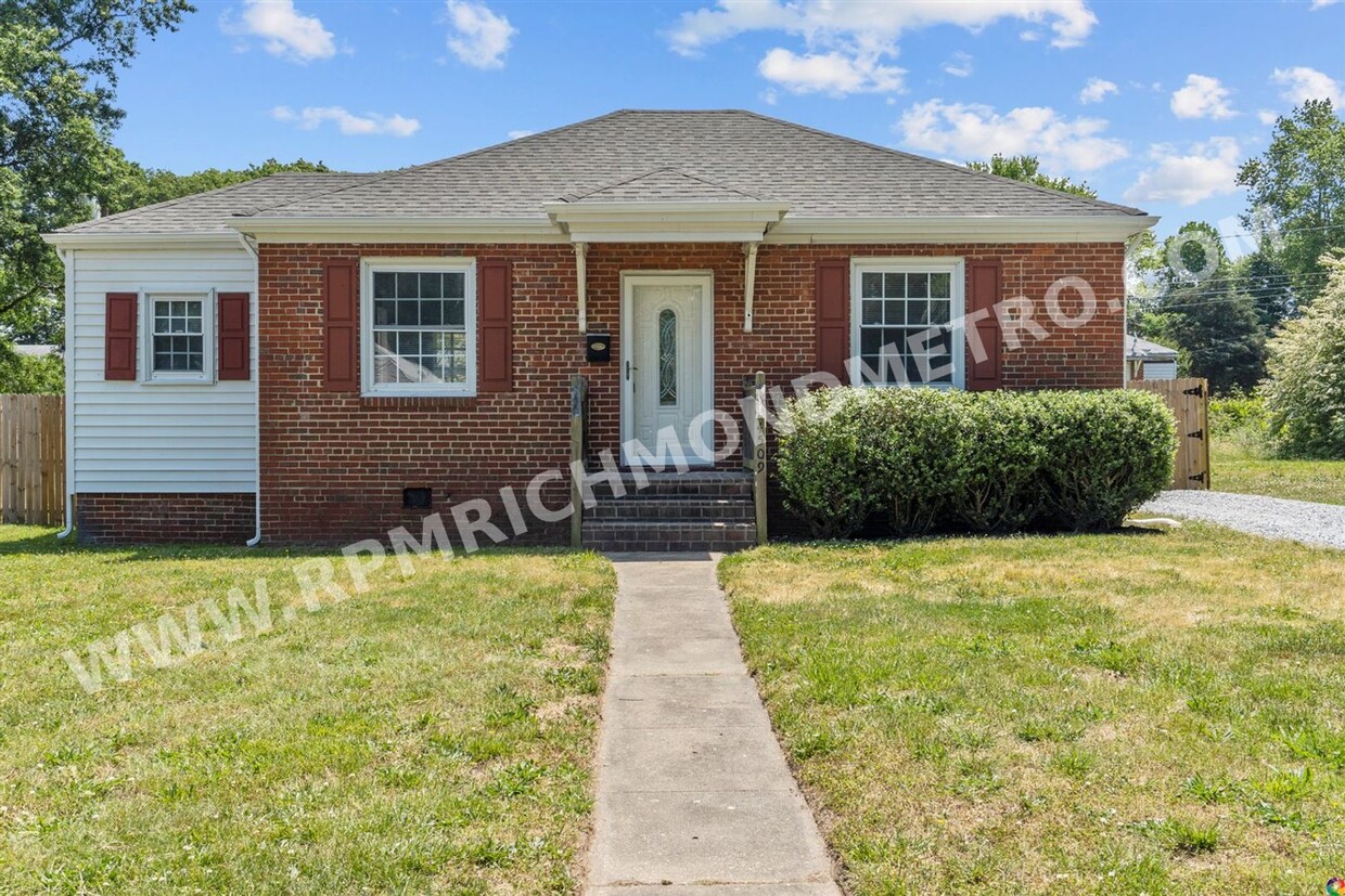 Primary Photo - Beautifully Renovated 3 Bedroom Home in He...