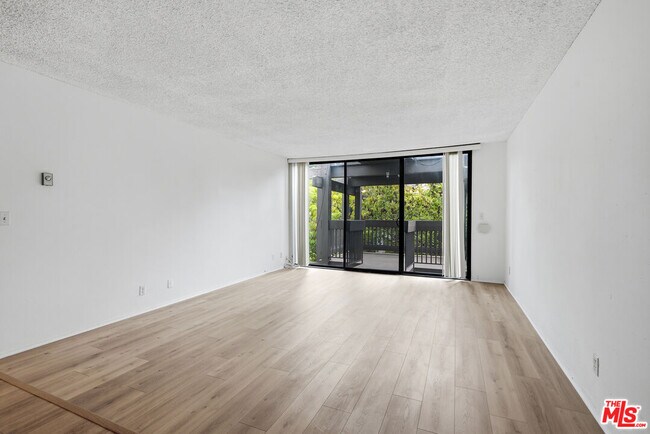 Foto del edificio - 7742 Redlands St