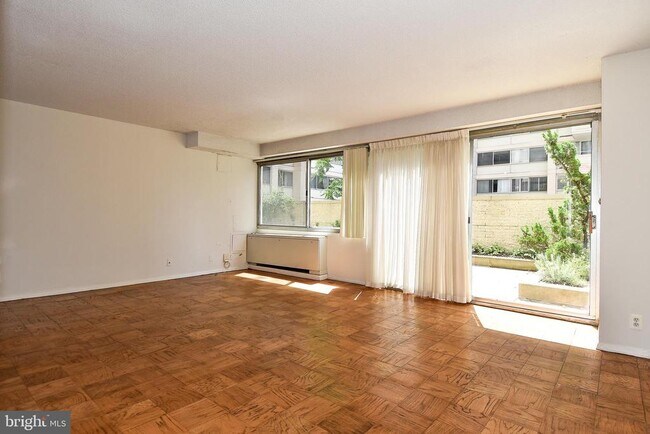 Foto del edificio - 5500 Friendship Blvd