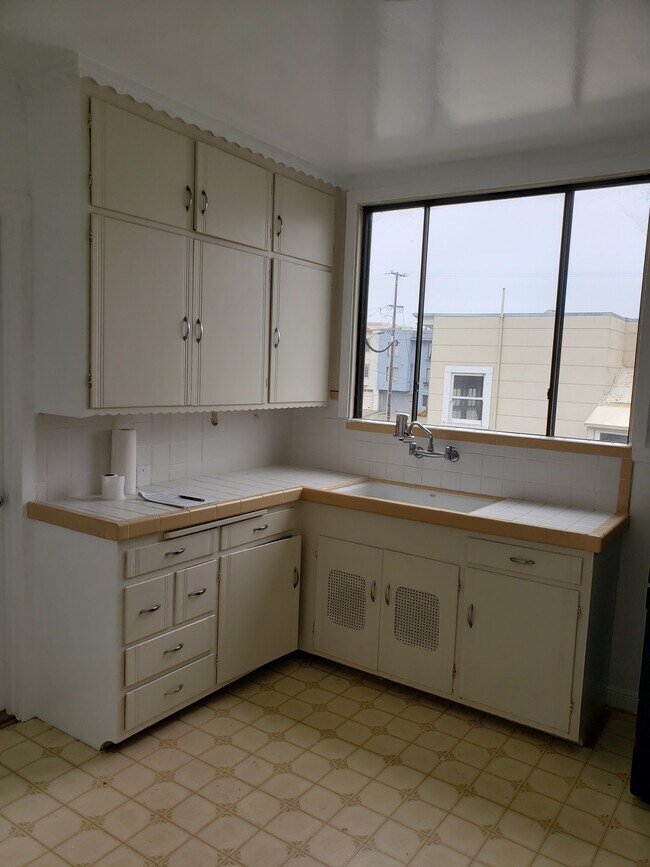 Building Photo - 1829 Judah St