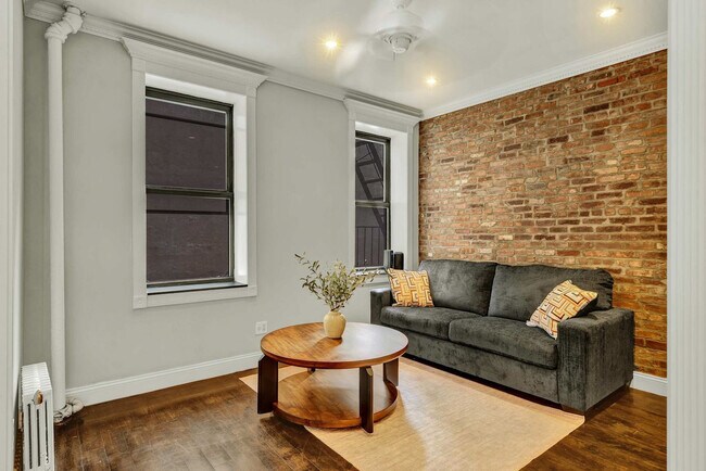 Building Photo - 346 E 18th St