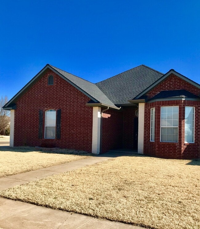 Building Photo - 2520 Thomas Dr