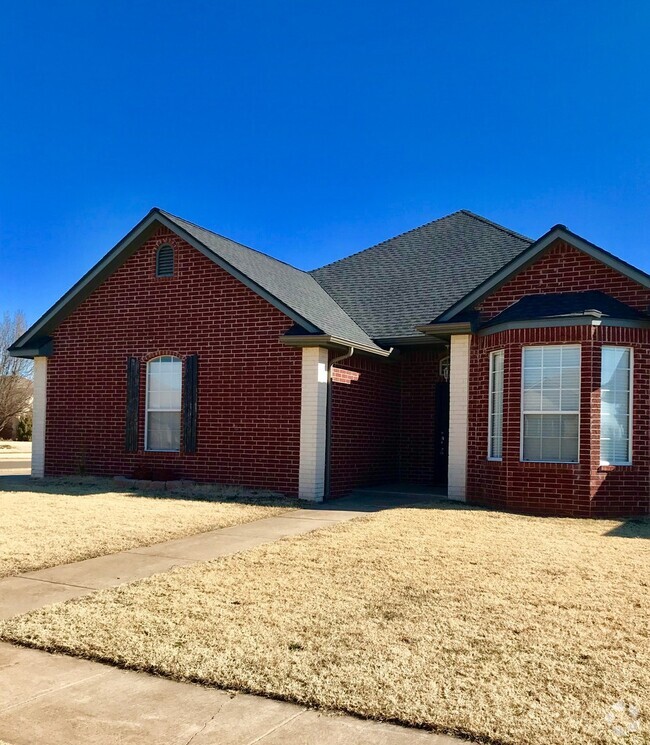 Building Photo - 2520 Thomas Dr