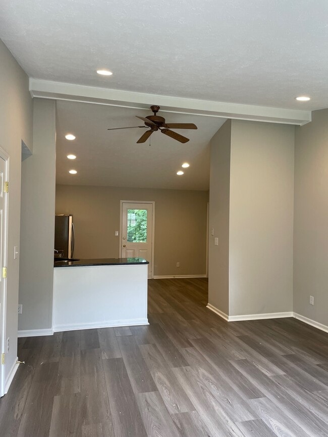 Building Photo - 10750 N Park Ave