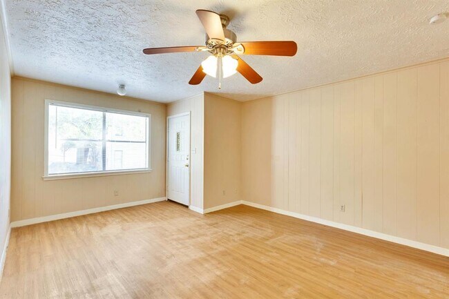Foto del edificio - 908 N LBJ Dr