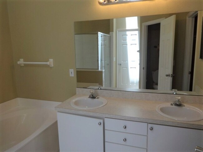 Building Photo - 14118 Yellow Wood Cir
