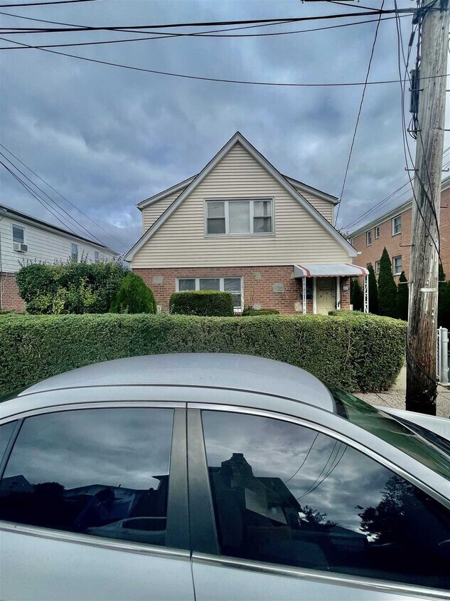 Primary Photo - 102 Staunton St