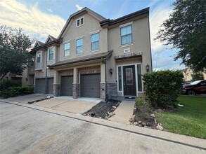 Building Photo - 11602 Royal Oaks Crossing