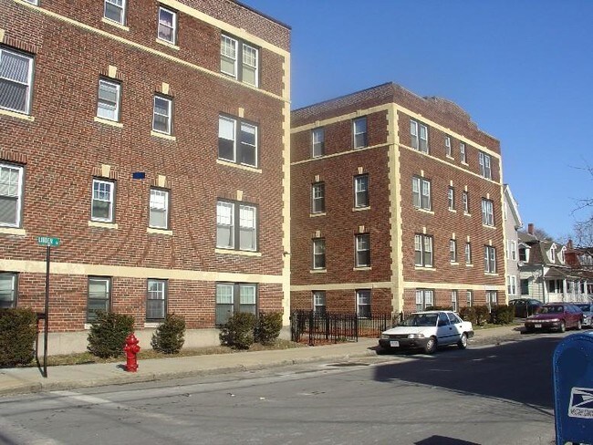 Building Photo - 68 Linden St