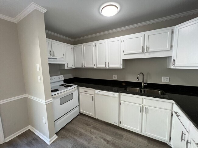 Foto del edificio - Charming 2 Bed 2 Bath QuadPlex