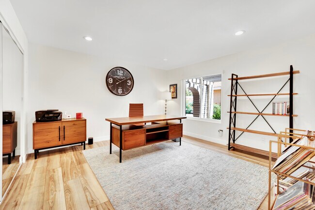 Building Photo - 2930 Bel Air Dr