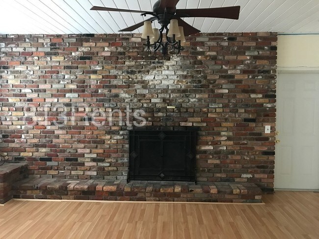 Building Photo - 712 Oak Ridge Dr