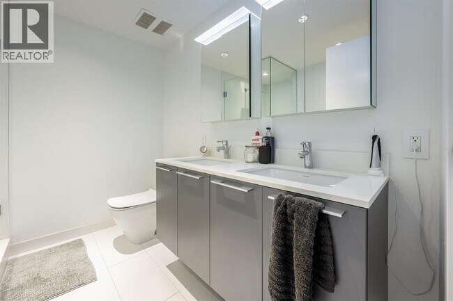 Photo du bâtiment - 2220 Kingsway