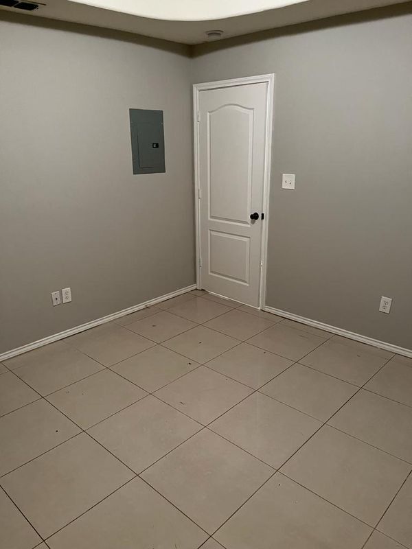 Building Photo - 720 S Logan Dr