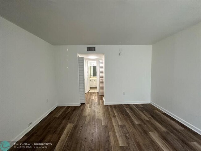 Foto del edificio - 721 N Pine Island Rd
