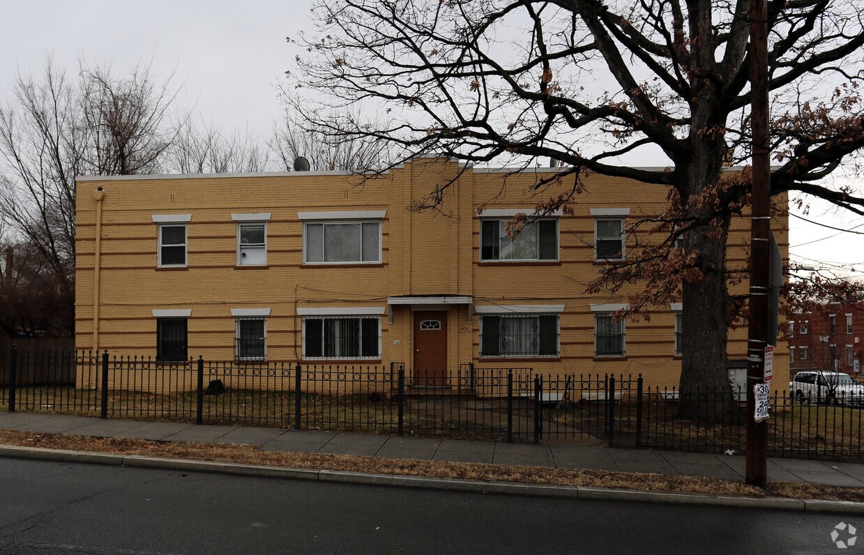 Building Photo - 4651 Hillside Rd SE