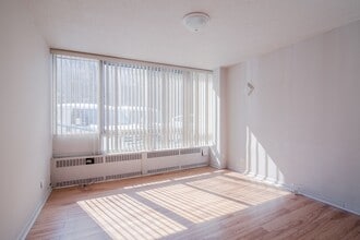 Building Photo - 1975 Maisonneuve Blvd W