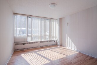 Building Photo - 1975 Maisonneuve Blvd W