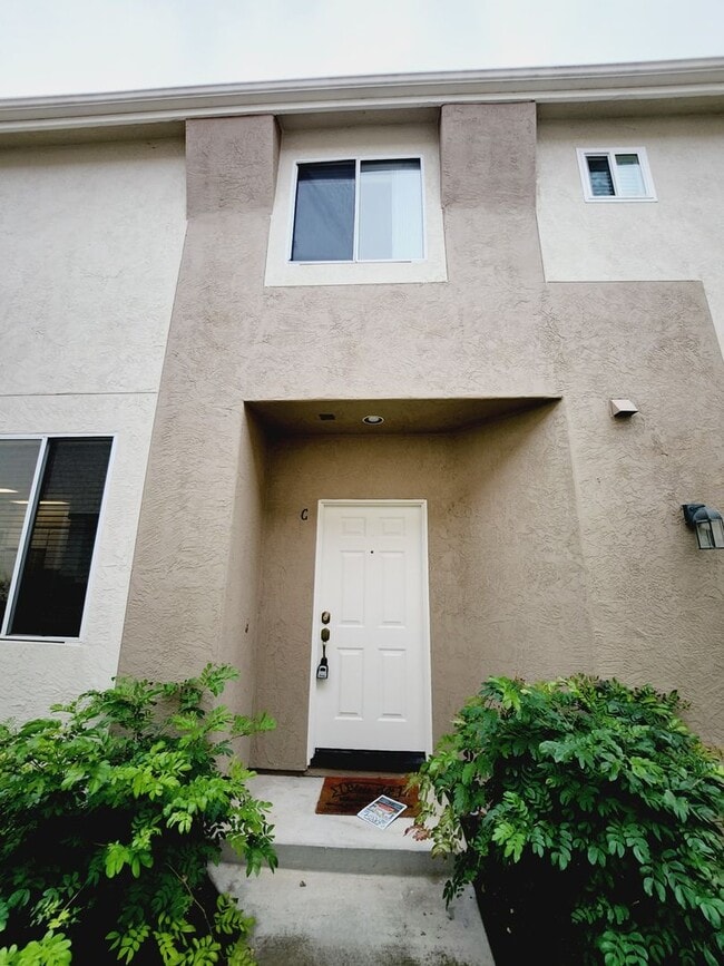 Building Photo - Beautiful remodeled 3 bedroom, 2.5 bath town home in Triana Scripps Ranch