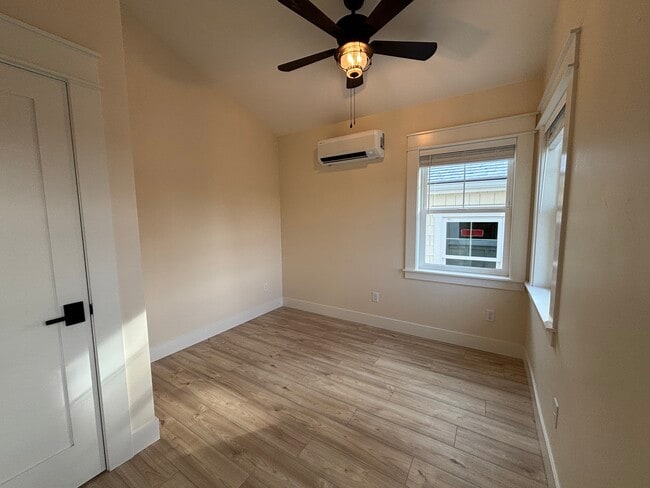 Foto del edificio - 480 SE Reed Market Rd