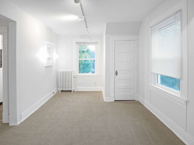 Foto del edificio - 3 Bedroom in the Heart of Uptown (Pets welcome)